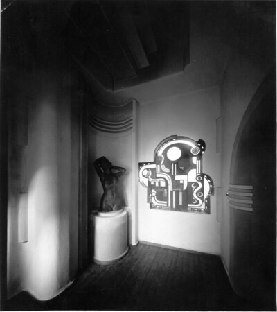 PBM-Haus vor 1944, Brücke mit Glasrelief und Skulptur nN