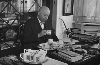 Roselius am Schreibtisch bei Kaffeeprobe ca. 1928