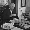 Roselius am Schreibtisch bei Kaffeeprobe ca. 1928