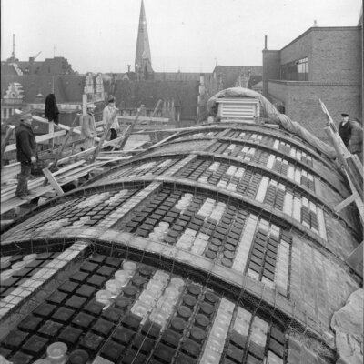Haus Atlantis 1930, Dach des Himmelssaal Einsetzen des Glassteine kompr
