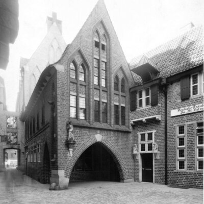 Haus St. Petrus, Gotischer Giebel nach 1931