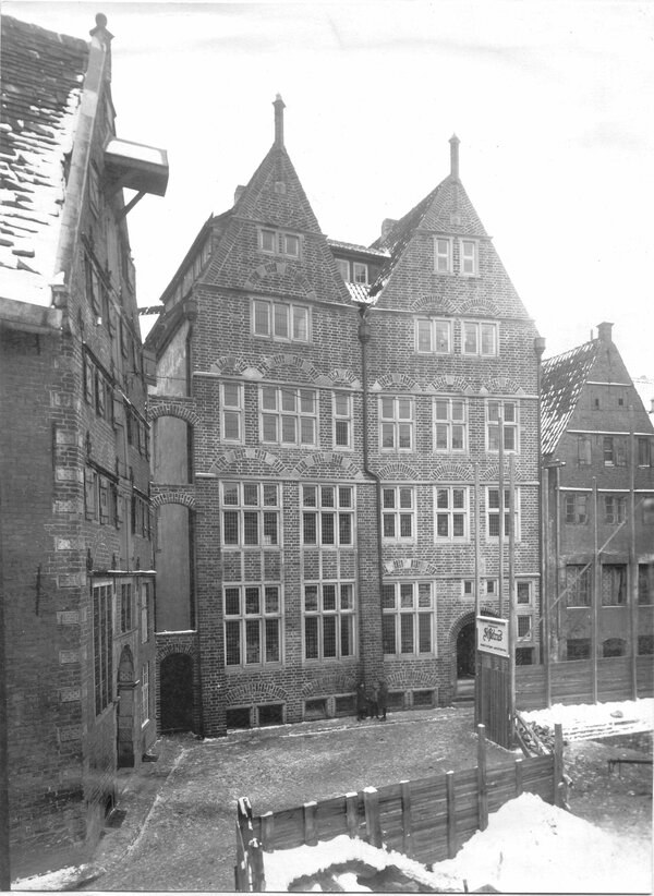 Haus des Glockenspiels vor 1944, Fassade total im Winter 1923-24