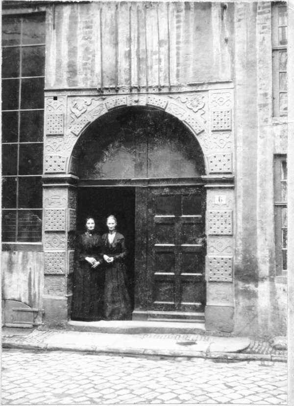 Damen Pennmeyer und Buschmann in Eingang Haus Nr. 6